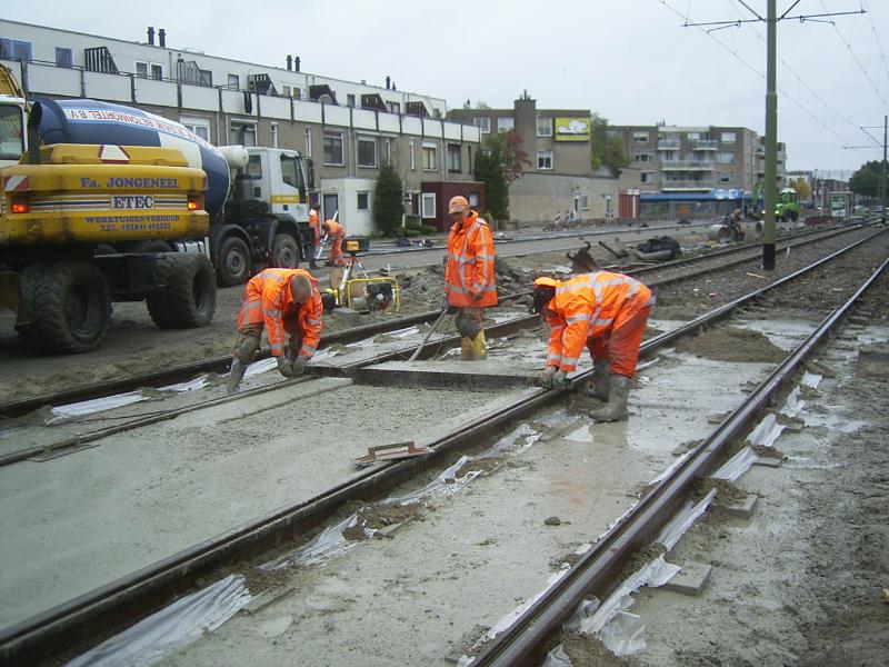 23-10-2004 de betonploeg is zijn hier bezig om het beton tussen de tramrails aan het glad maken bij de oversteek van de cannenburchstraat.