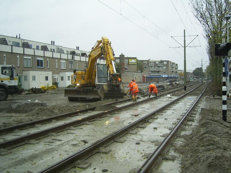 23-10-2004 hier zijn de mensen beton aan het storten tussen de tramrails bij de overgang van de cannenburchstraat.