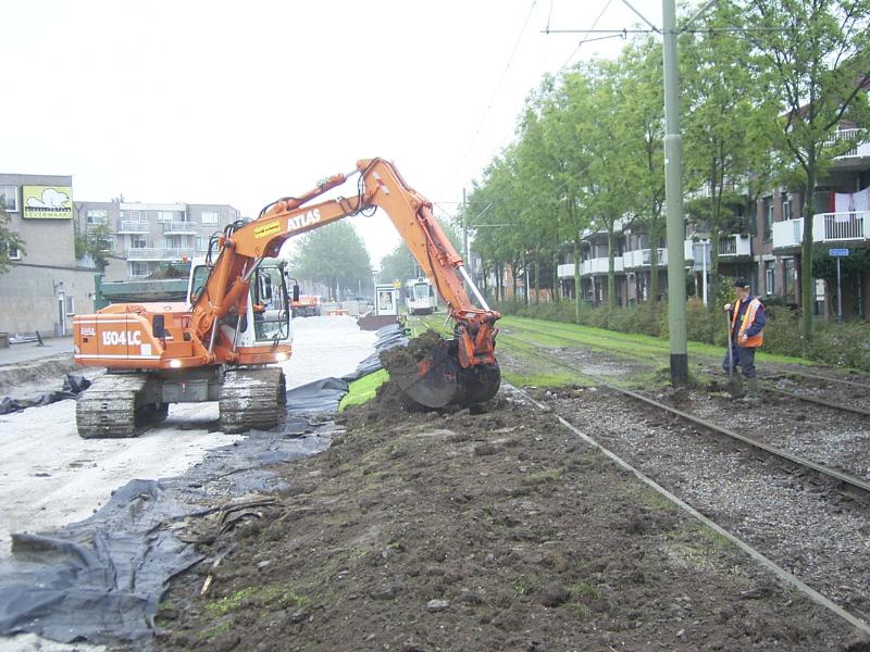 23-09-2004 hier zijn de grondwerkers bezig om de trambaan vrij te maken die moet er later uit voor vervanging.