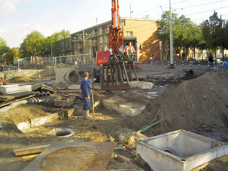 07-10-2004 dit gedeelte is ook aan gesloten op het riool en de mensen zijn nu beton platen aan het terug leggen .