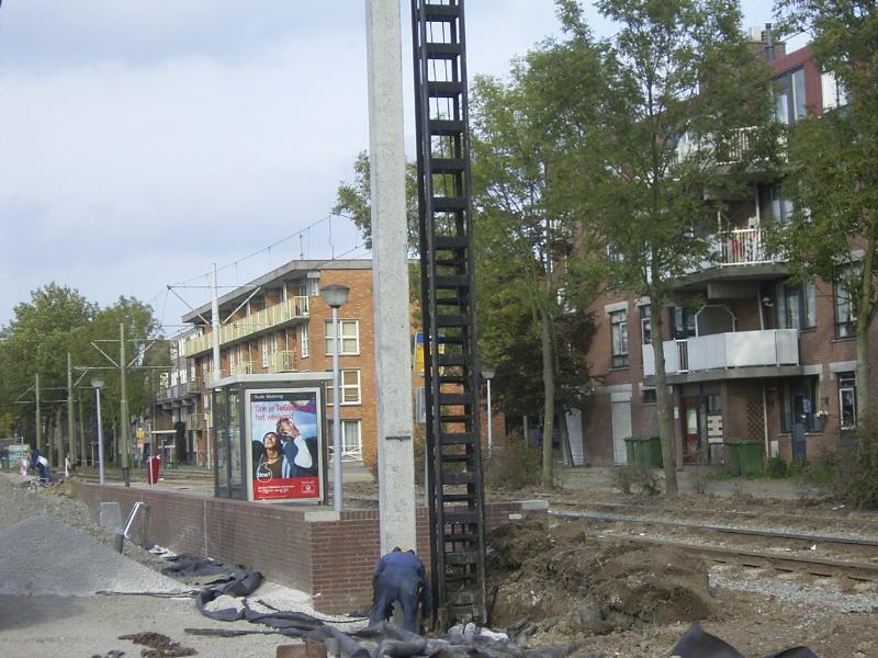 13-10-2004 het heien van 2 palen bij de tram halte, voor het verlengen van de tram halte.