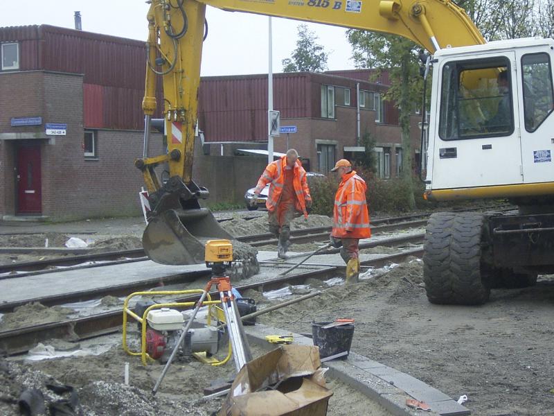 23-10-2004 aan het beton storten en aantrillen van het beton tussen de tramrails bij de oversteek van de cannenburchstraat.
