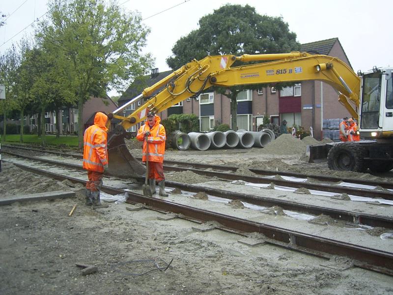 23-10-2004 de mensen zijn beton aan het storten tussen de tramrails bij de oversteek cannenburchstraat.