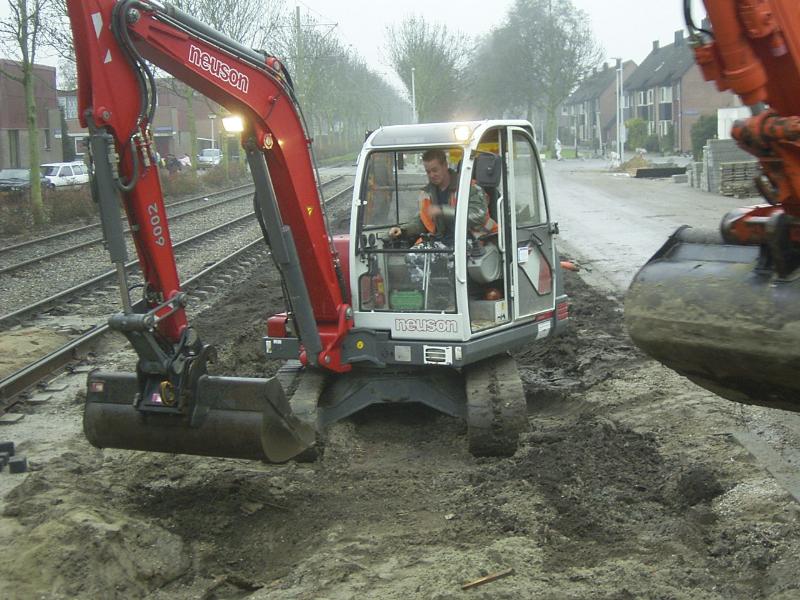 06-12-2004 hier zijn de mensen bezig om de grond weg te graven en een damwand te plaatsen bij het perron(tramhalte) hier moet het perron een stuk verlengd gaan worden en een betonnen vloer gestort gaan worden.