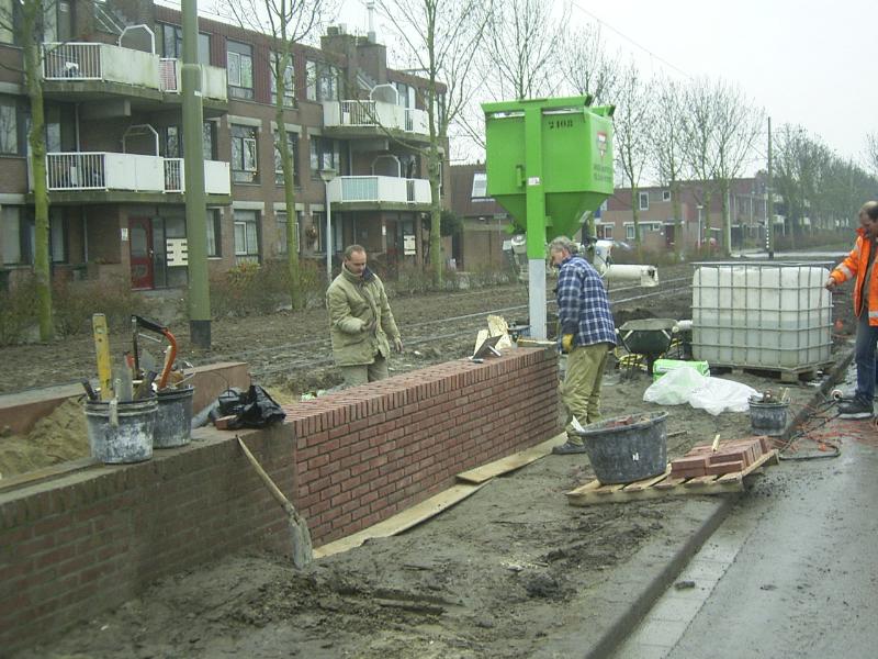 16-12-2004 het metselen van een muurtje bij de tramhalte.