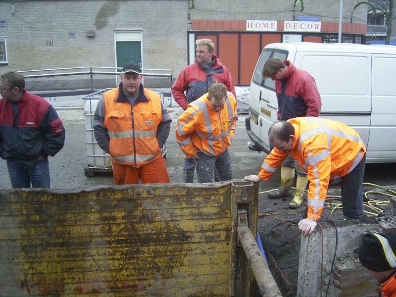 10-12-2004 zijn hier het stuk waar de heipalen geslagen zijn aan het leegpompen  zodat een plato gemaakt kan worden om de tramhalte een stuk te verlengen.