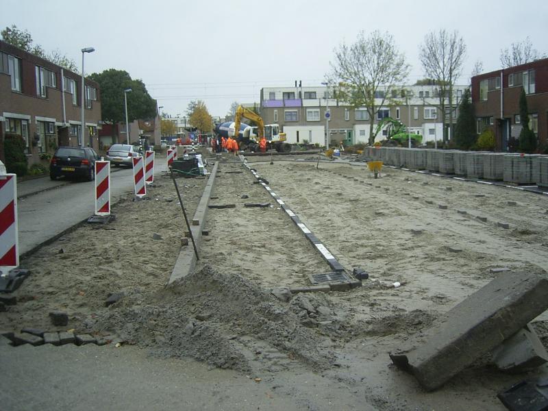 23-10-2004 de parkeerplaats bij de cannenburchstraat zijn de mensen al bezig met de parkeer vakken aan het maken.