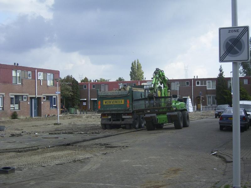 18-10-2004 het laden van stenen en een lege parkeerplaats bij de cannenburgstraat.