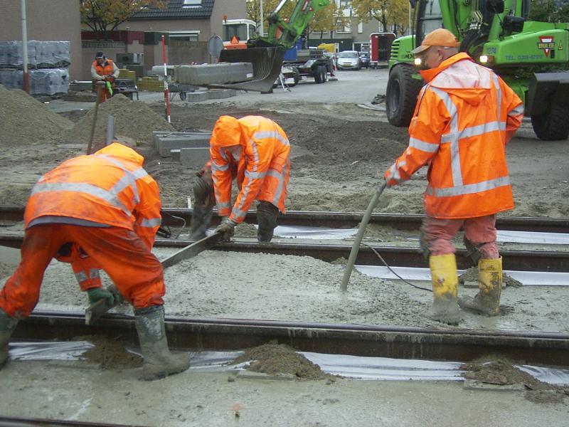 23-10-2004 hier zijn de mensen van de betonploeg het beton tussen de tramrails aan het glad maken,bij de oversteek bij de cannenburchstraat.