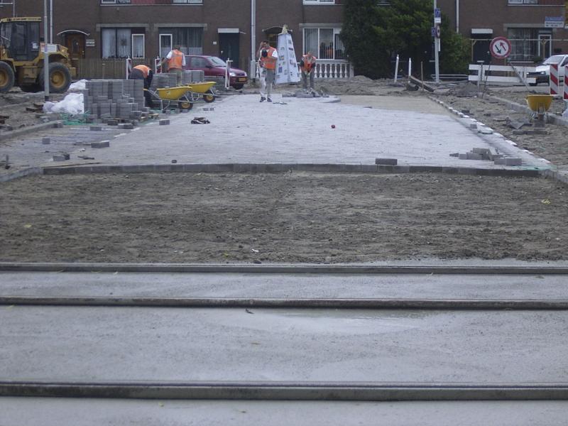23-10-2004 het beton tussen de tramrails is klaar en nu zijn de straatmakers de noord/zuid verbinding aan het aanleggen in de cannenburchstraat.