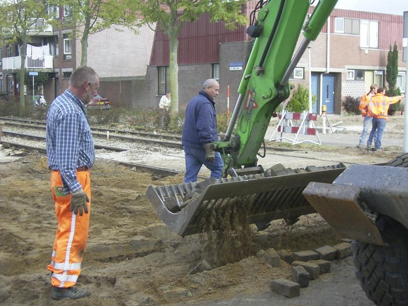 18-10-2004 het opscheppen van de stenen bij de oversteek cannenburgstraat-rhijnauwensingel.