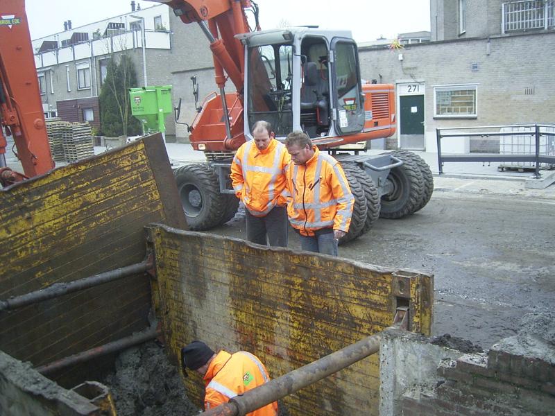 10-12-2004 zijn hier het stuk waar de heipalen geslagen zijn aan het leegpompen zodat een plato gemaakt kan worden om de tramhalte een stuk te verlengen.