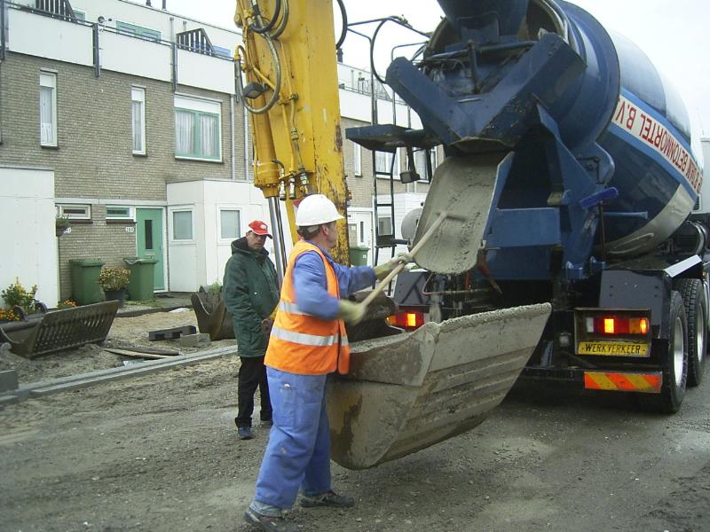 23-10-2004 hier is de kraan het beton aan het ophalen bij de beton wagen.