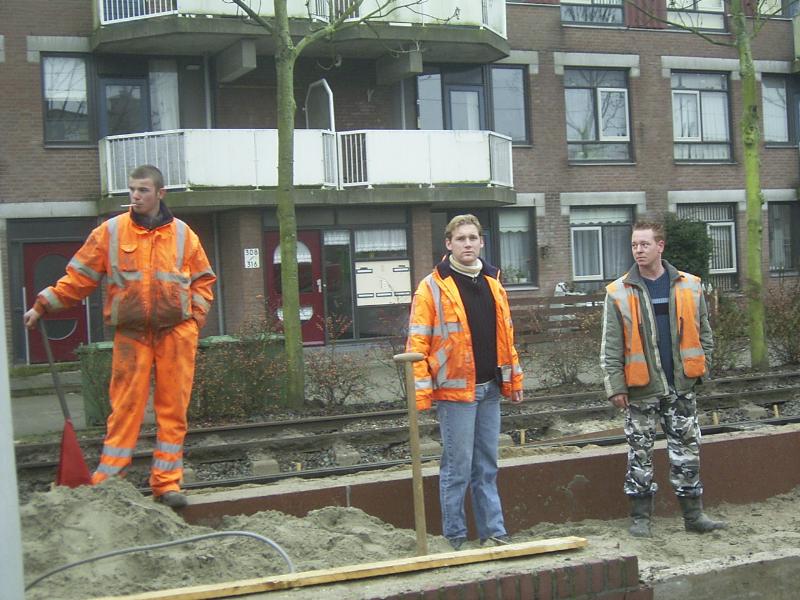 06-12-2004 hier zijn de mensen bezig om een damwand te plaatsen bij het perron(tramhalte) hier moet het perron een stuk verlengd gaan worden en een betonnen vloer gestort gaan worden.