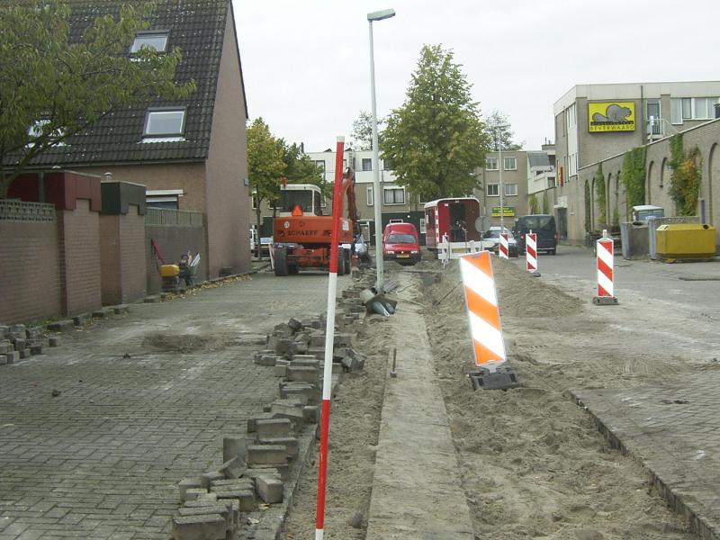 05-10-2004 hier zijn grondwerkers van de gemeente bezig om nieuwe kabels en bestrating aan te leggen in de fleringestraat.