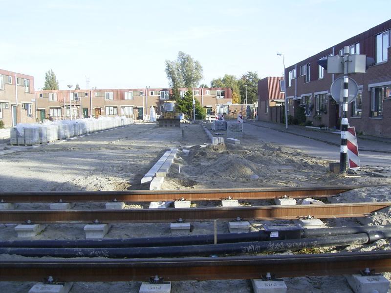 22-10-2004 de oversteek van de noord/zuid naar de cannenburgstraat is nu ook bijna aangelegd .in het wekend van 23/24 gaan ze beton storten en asfalteren.