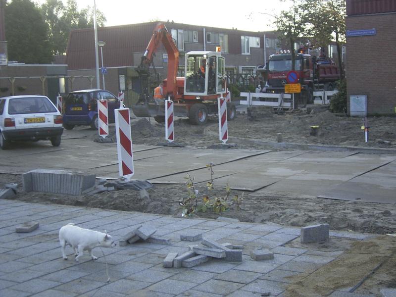 05-11-2004 werkzaamheden aan de cannenburchstraat o/a het maken van parkeerhavens de stoep en de straat.