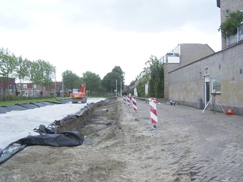 21-09-2004 de geul voor de rioleringspijpen is ook al bijna gegraven. en de onderlaag voor de noord/zuid is ook bijna op hoogte.