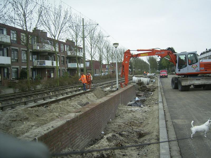 15-11-2004 hier zijn de mensen het puin aan het opruimen ,en tussen de tramrails gaan ze het volgooien met zand.