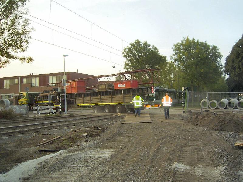 13-10-2004 het in draaien van de vrachtwagen met hei-materialen breekt hier op de tramrails zijn as van het achterwiel +plus 2banden geklapt.