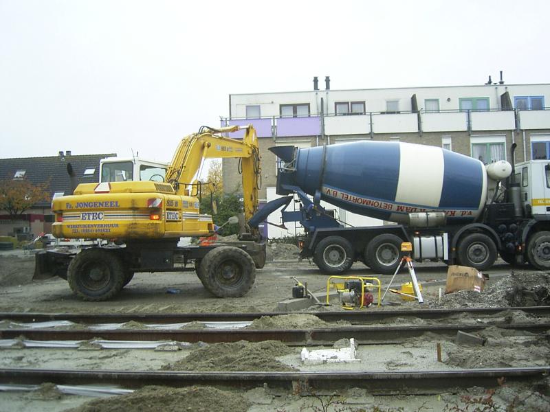 23-10-2004 de kraan is bezig met het beton laden bij de betonwagen.