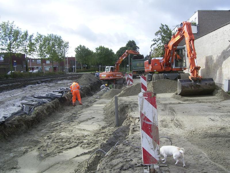 29-09-2004 de werkmensen zijn nu de rioleringsbuizen aan het afdekken met zand.