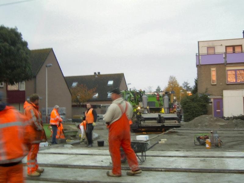 24-10-2004 het begin van het asfalteren.