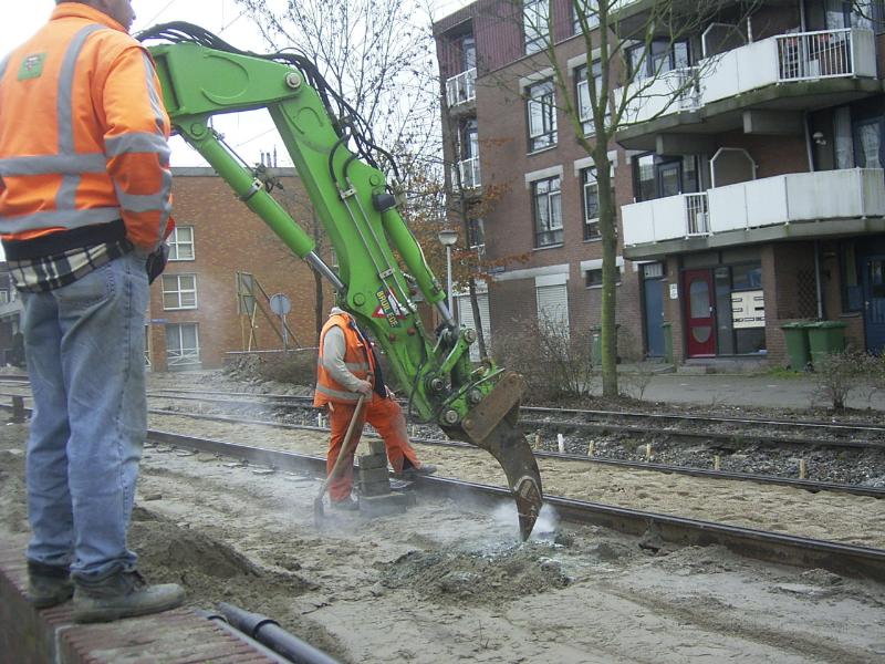 17-11-2004 de kraanmachinist is hier bezig een stuk beton weg tehalen op het perron(tramhalte).