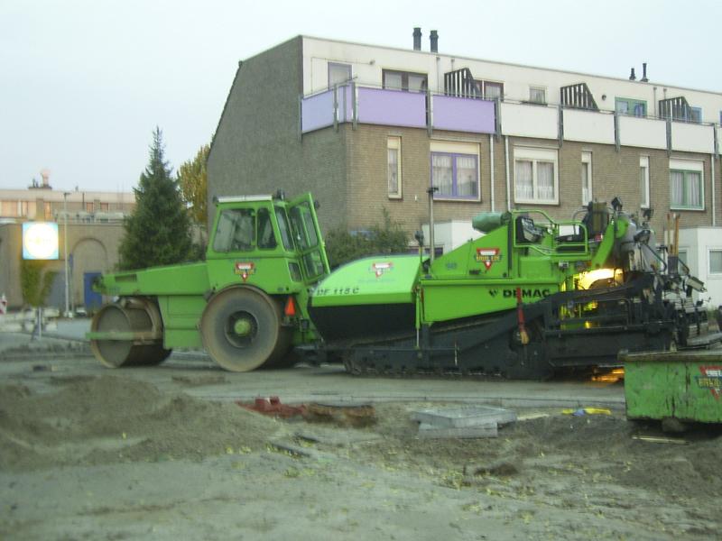 24-10-2004 het begin van het asfalteren