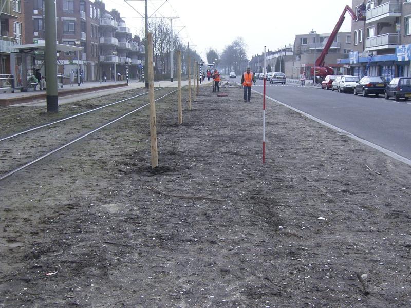 30-03-2005 het begin gemaakt van het slaan van palen voor de aanplant van bomen en struiken op de noord/zuid verbinding.