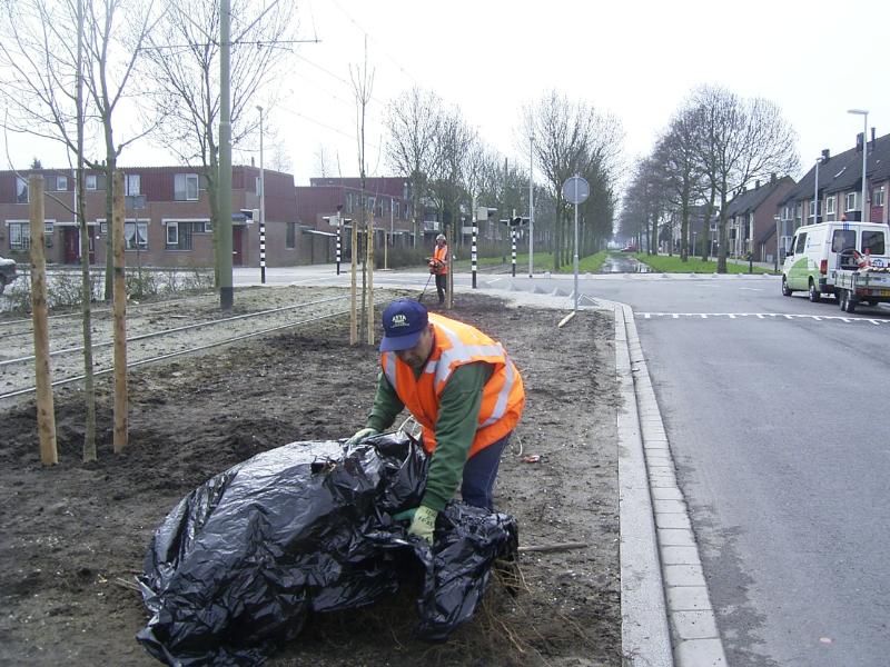 31-03-2005 het aanplanten van de bomen aan de noord/zuid verbinding.