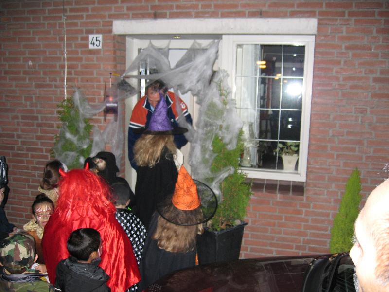 31-10-2004 halloween op de binnenplaats waardeburgendam. deze foto