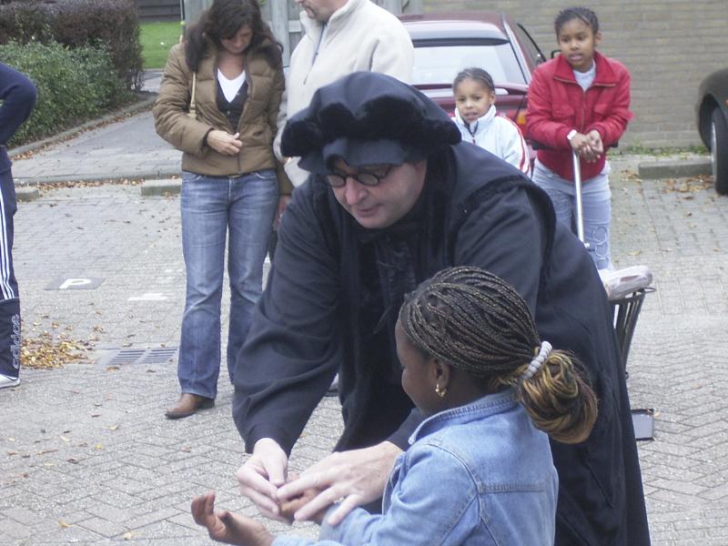 31-10-2004 halloween en een optreden van een gochelaar op de binnenplaats van de waardenburgendam.