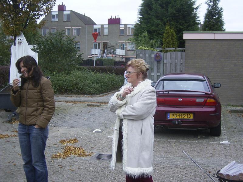 31-10-2004 halloween en een optreden van een gochelaar binnenplaats van de waardenburgendam.