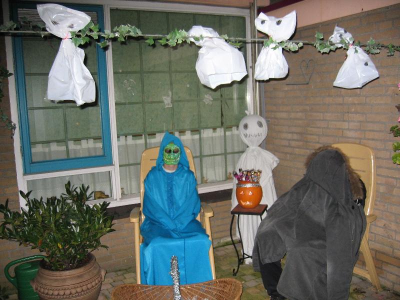 31-10-2004 halloween op de binnenplaats waardeburgendam. deze foto