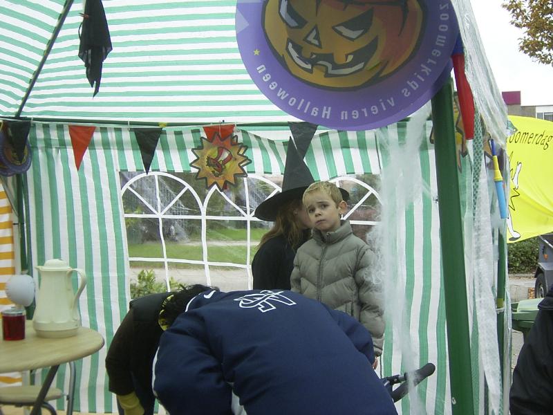 31-10-2004 halloween en een optreden van een gochelaar binnenplaats van de waardenburgendam.