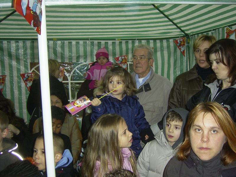 01-12-2004 sinterklaasfeest op de binnenplaats van de waardenburchdam/slangenburgstraat.
