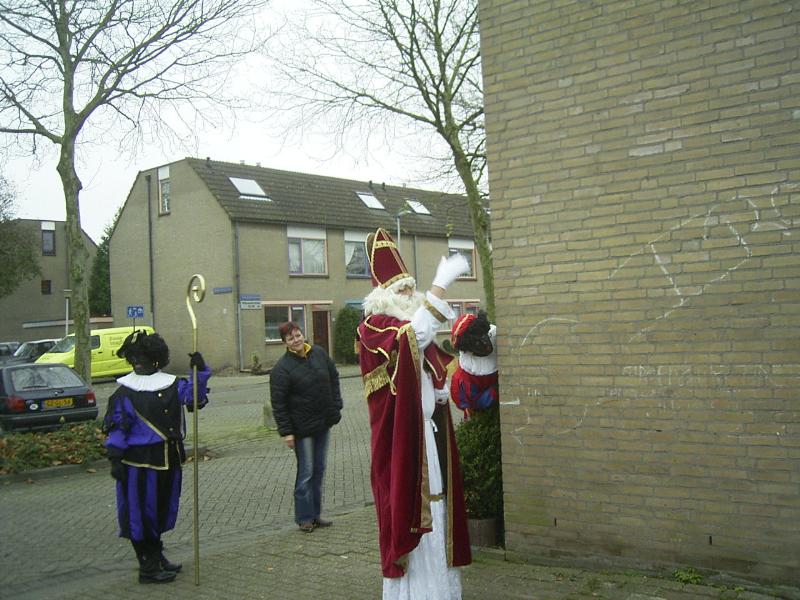01-12-2004 sinterklaasfeest op de binnenplaats van de waardenburchdam/slangenburgstraat.

