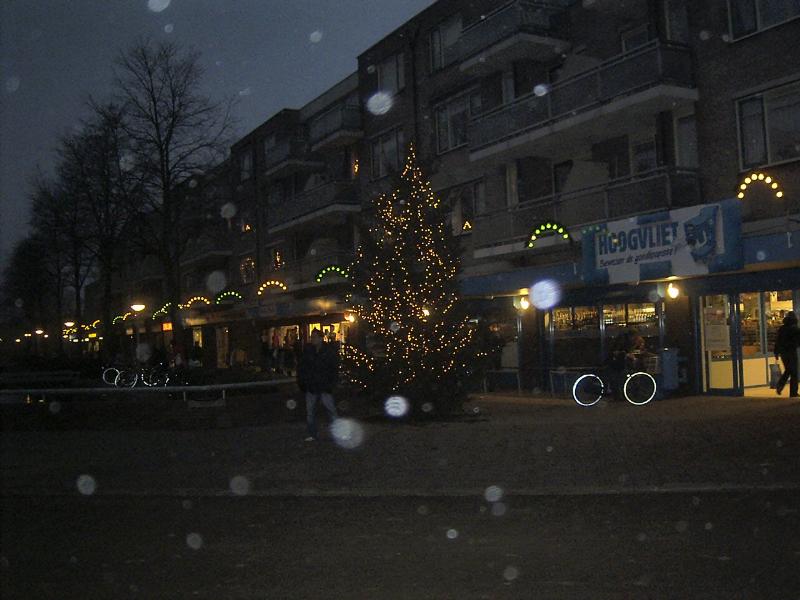 10-12-2004 de kerstboom in het winkelcentrum bij supermarkt hoogvliet.