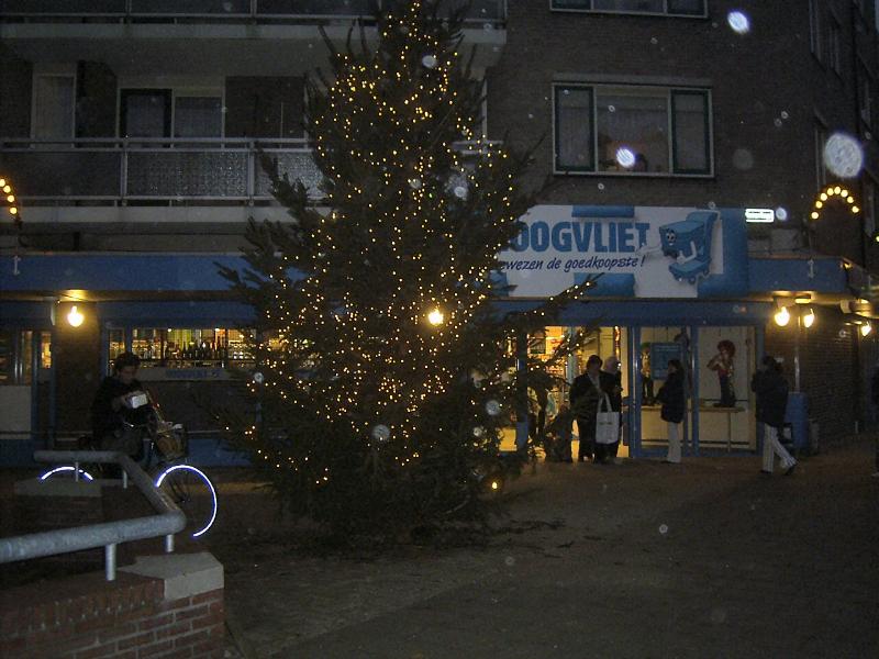 10-12-2004 de kerstboom in het winkelcentrum bij supermarkt hoogvliet.