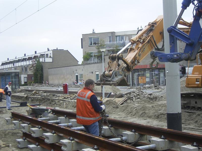 16-10-2004 het aan pikken van een tramrails om geplaatst te worden.