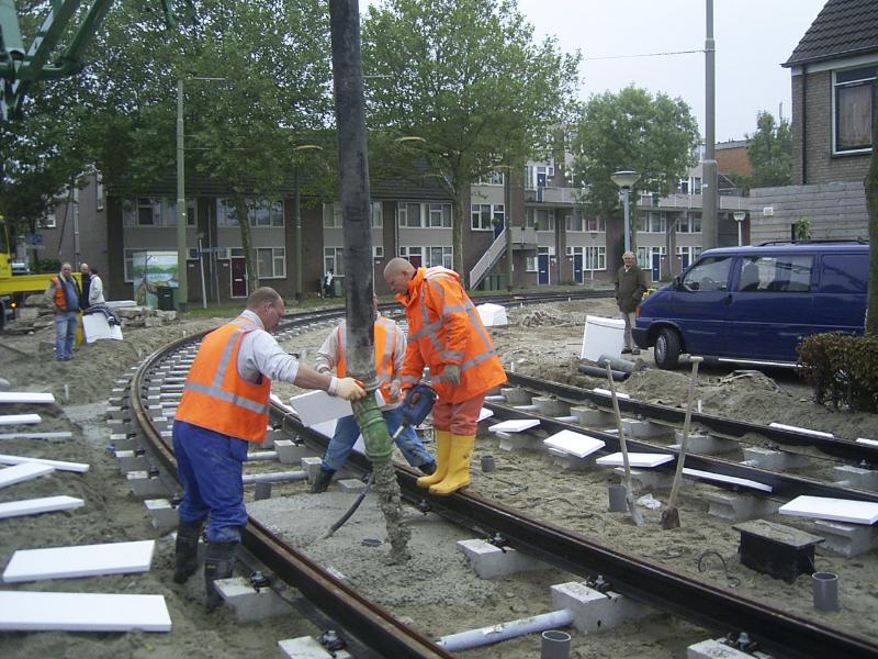 17-10-2004 het storten van beton tussen de tramrails.