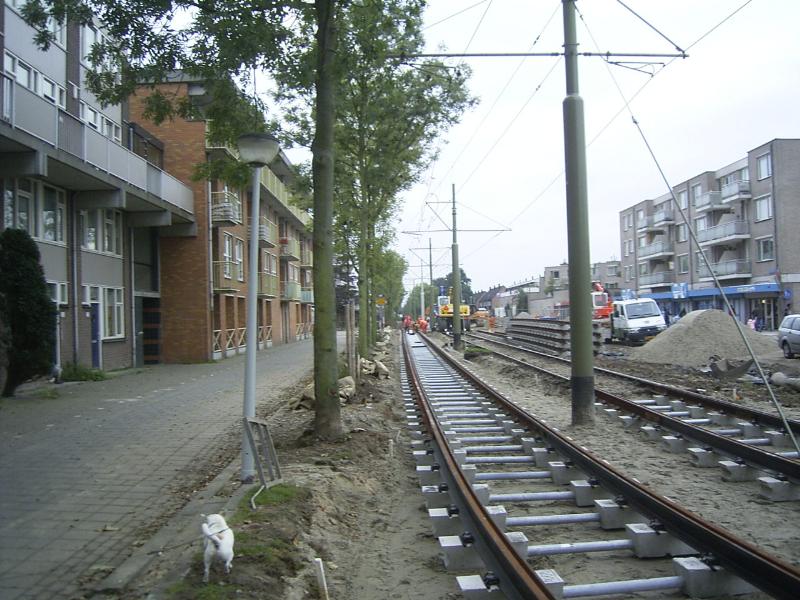 16-10-2004 de mensen zijn al aardig op geschoten met het leggen van de tramrails.