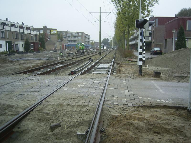 20-10-2004 het 2de stuk tramrails is in de nacht van19/20 er tussen geplaatst bij de oversteek cannenburgstraat-rhijnauwensingel.