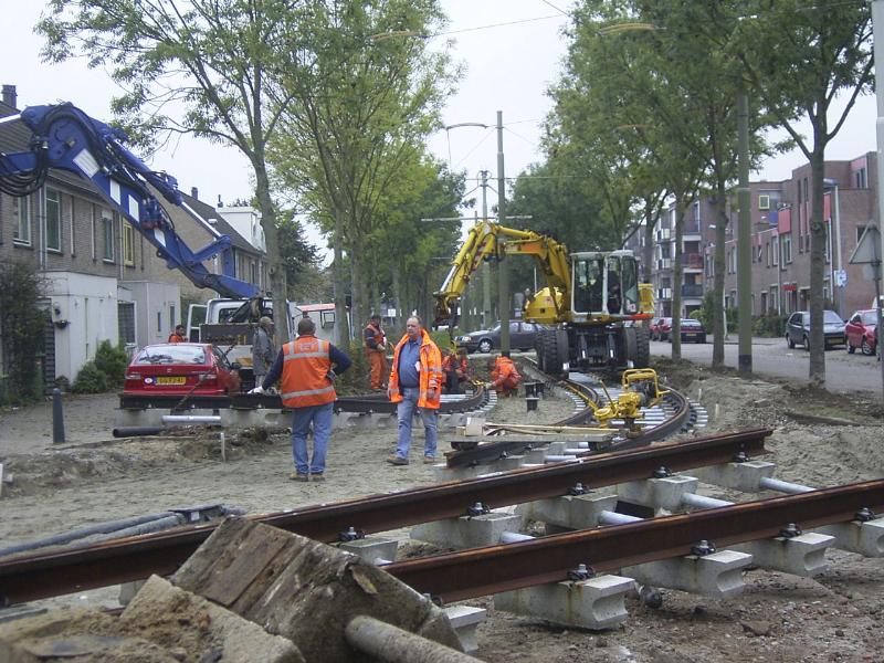 16-10-2004 het neer leggen en vastkoppelen van de tramrails