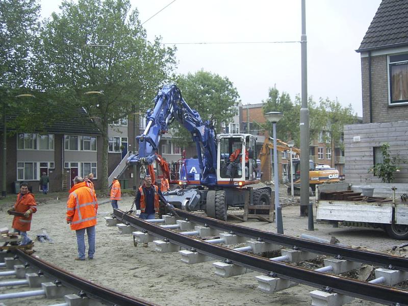16-10-2004 het op zijn plaats leggen van de tramrails.