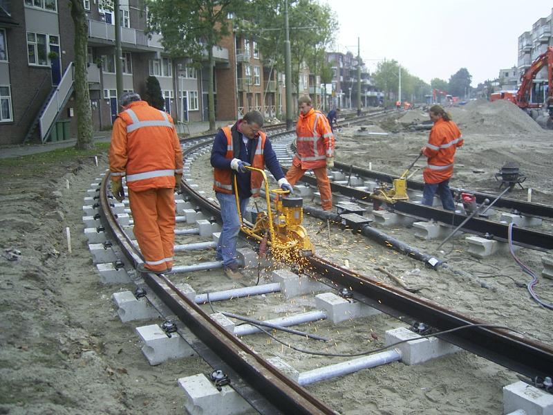 17-10-2004 het glad slijpen van het gelaste gedeelte van de tramrails.