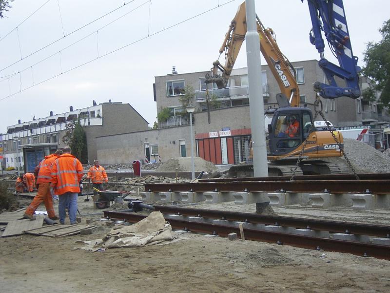 16-10-2004 de kraan komt hier weer met een nieuwe tramrails.