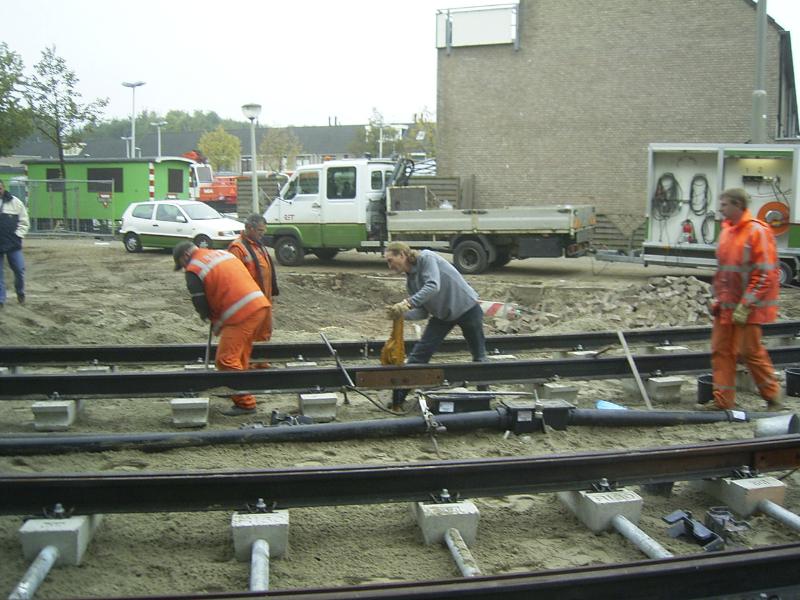 17-10-2004 hier zijn ze bezig om de tramrails te stellen.