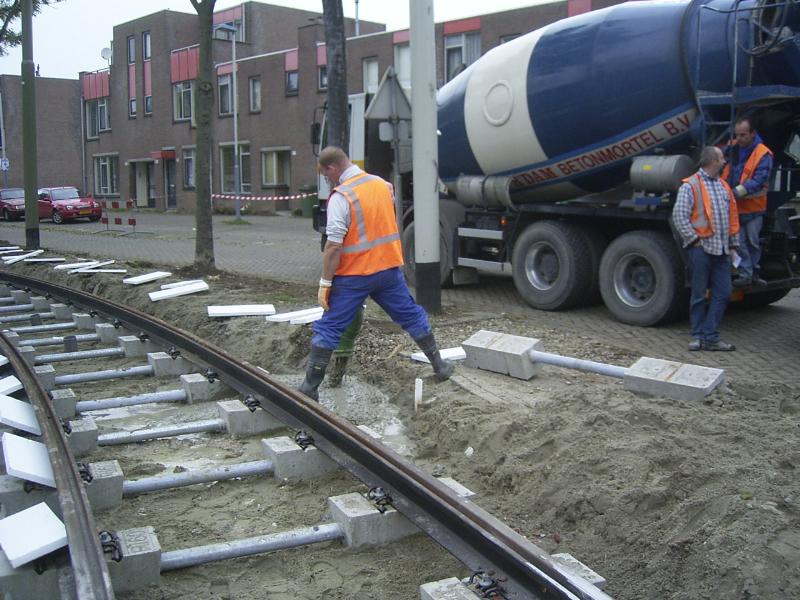 17-10-2004 het begin van het storten van het beton tussen de tramrails.